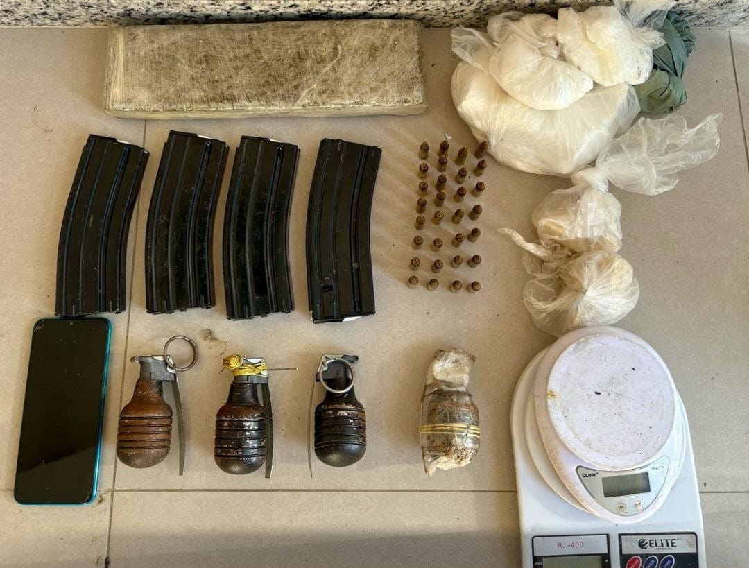 Capa: OPERAÇÃO FORÇA TOTAL: Carregadores de fuzil, granadas, munições e mais de 2kg de drogas são apreendidos em Eunápolis
