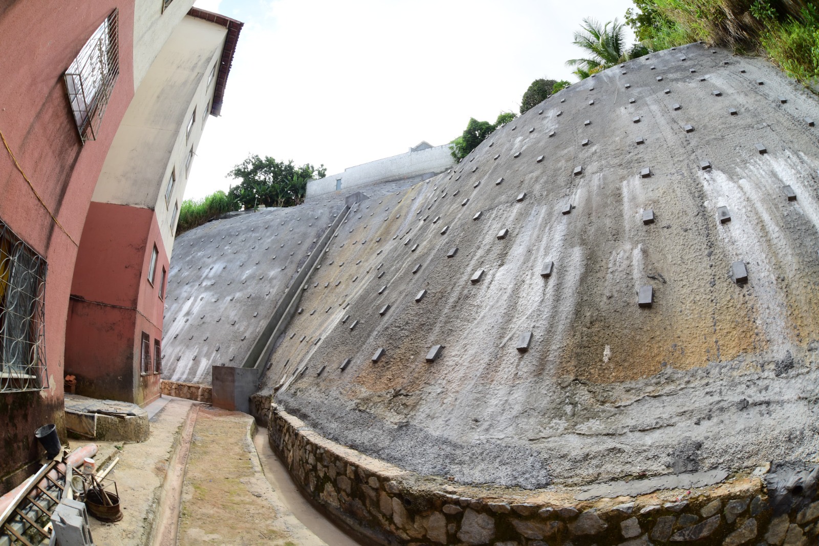 Capa: Prefeitura entrega contenção de encosta em Fazenda Grande II com investimento de R$ 3,8 milhões