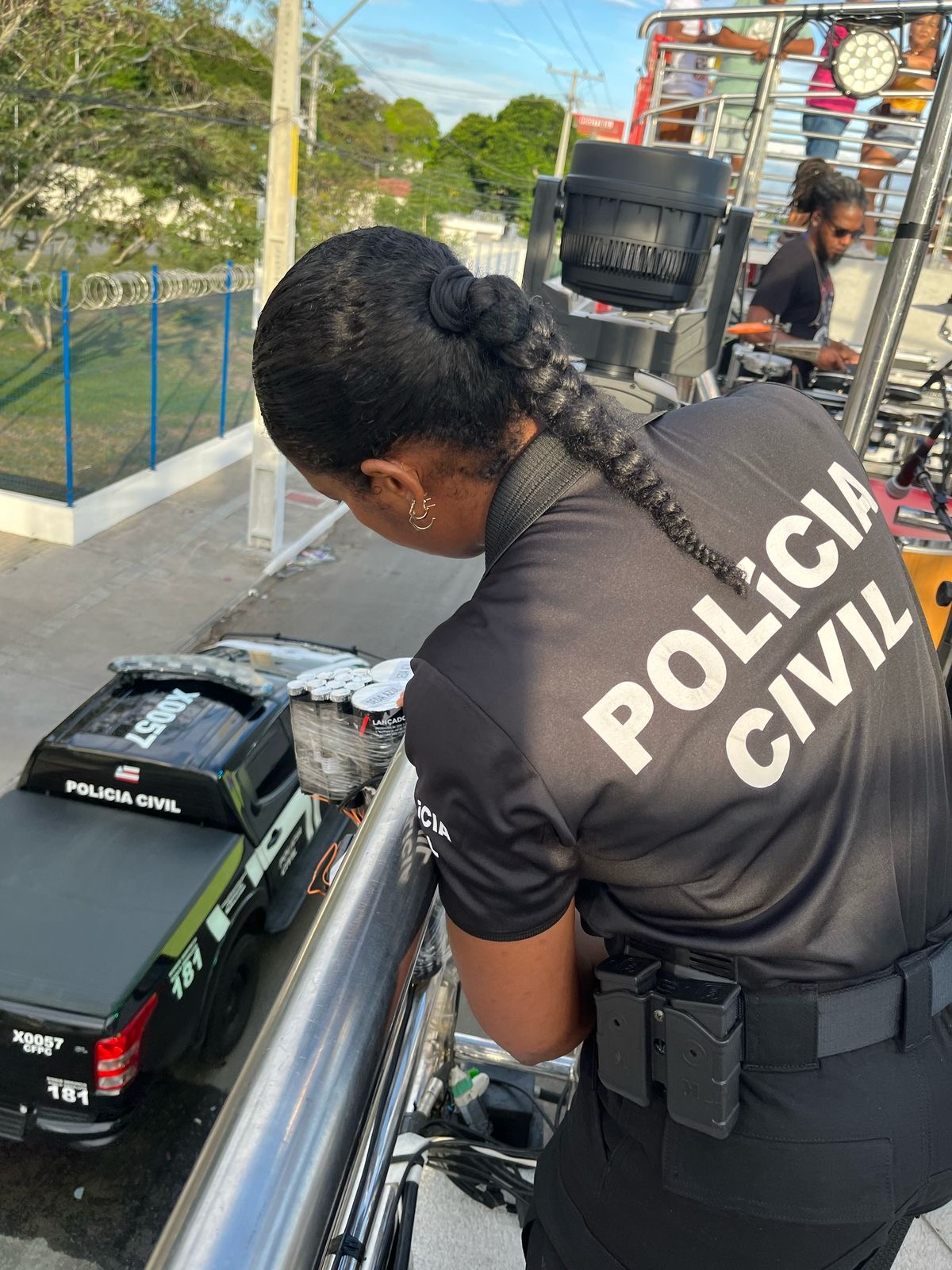 Capa: Fiscalização da Polícia Civil retira 48 artefatos irregulares de trios elétricos na Micareta de Feira de Santana