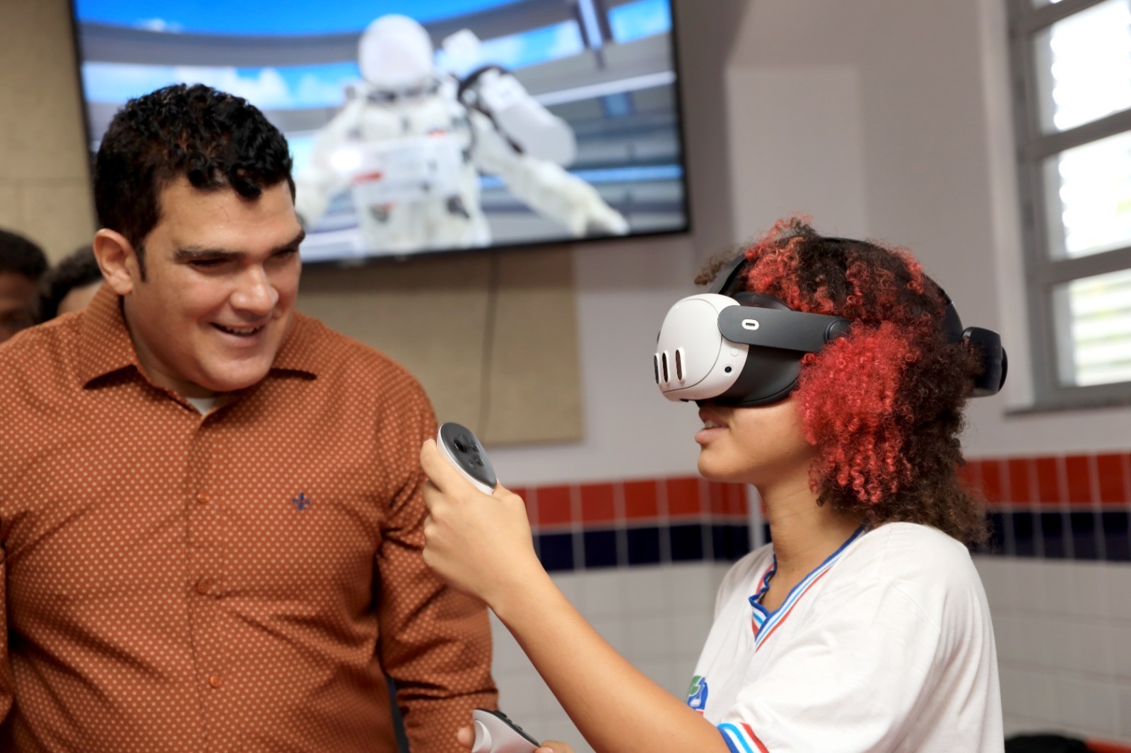 Capa: Mais tecnologia: Bahia inicia instalação de 180 laboratórios maker nas escolas estaduais