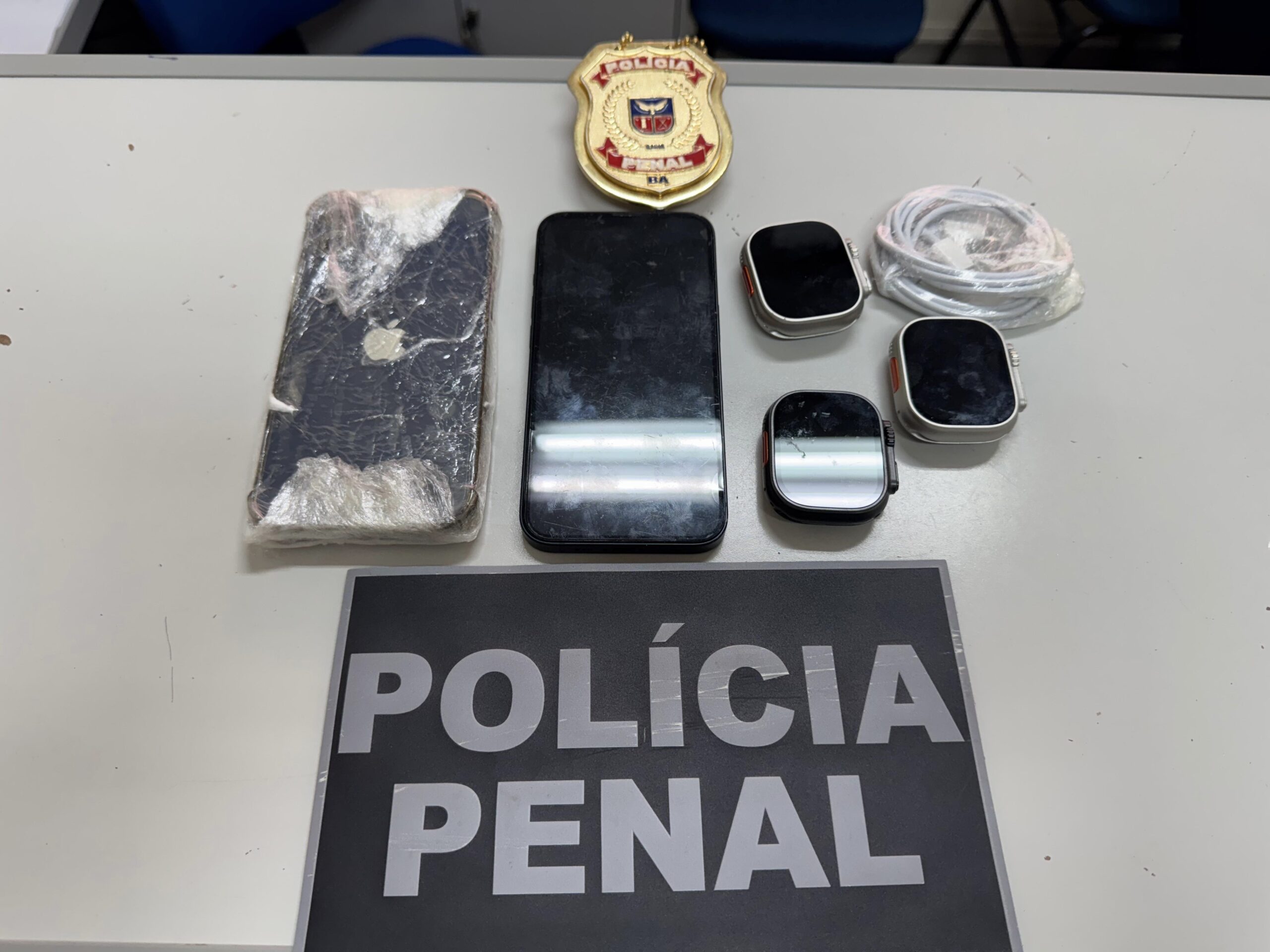 Capa: Policiais penais prendem em flagrante um monitor com celular escondido na bota
