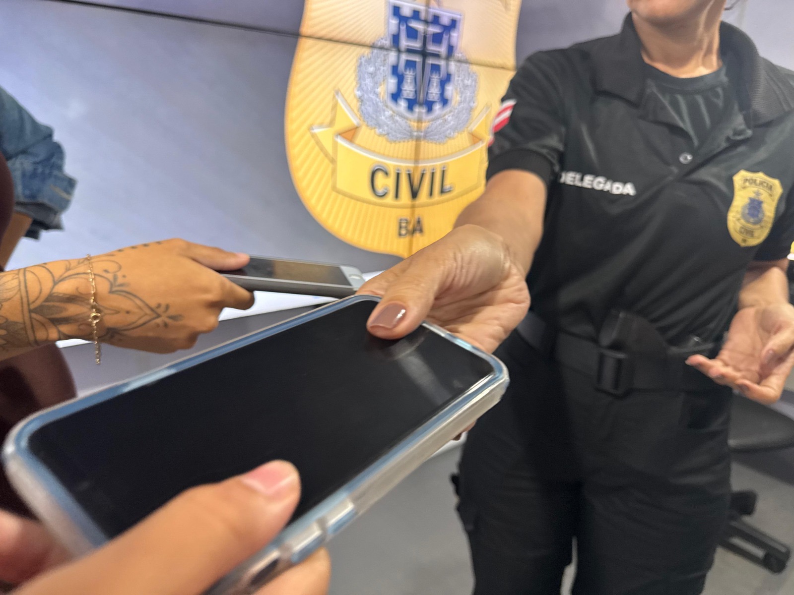 Capa: Polícia Civil recupera três celulares e bolsa furtados no entorno da Micareta de Feira