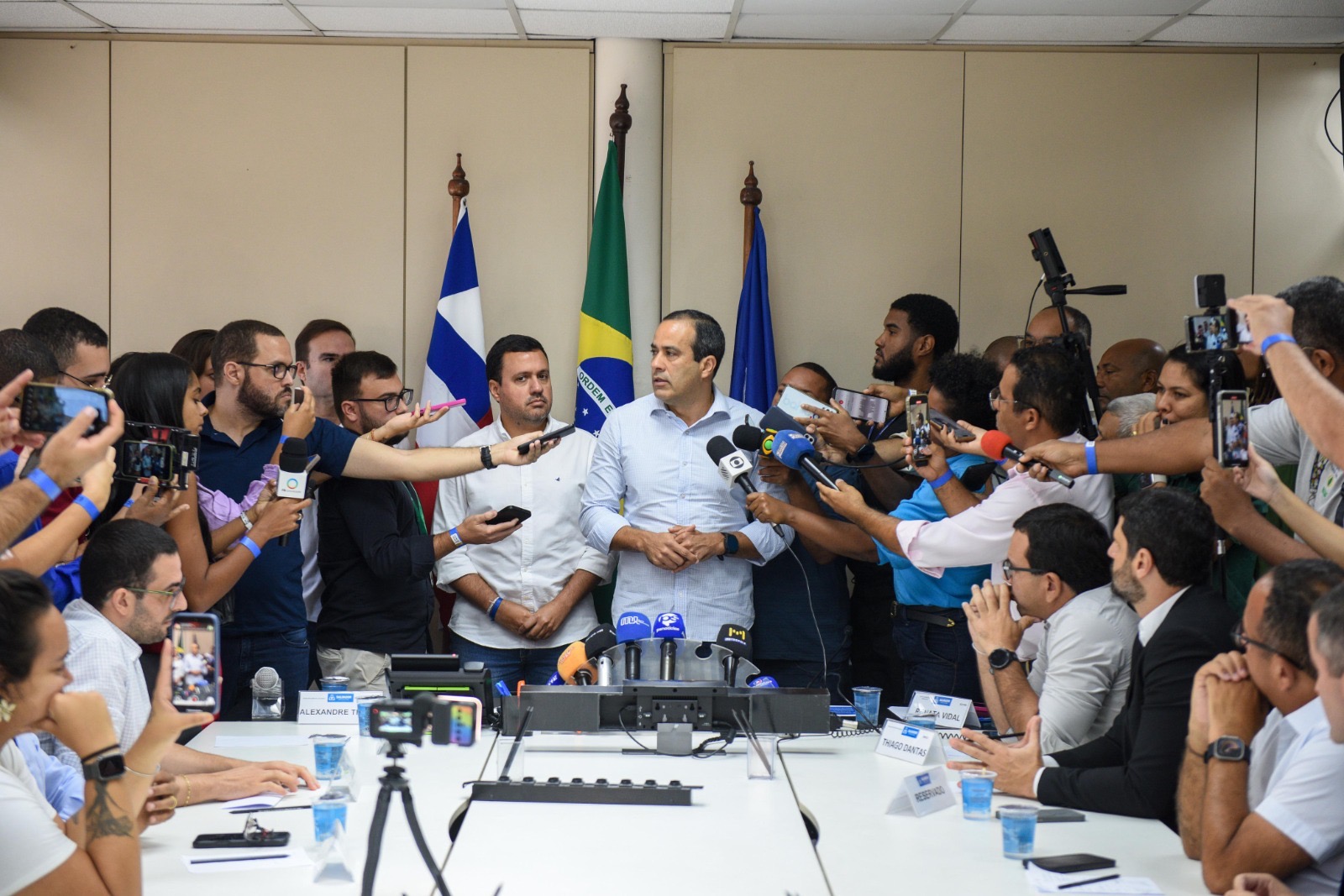 Capa: Bruno Reis diz que reajuste do magistério de Salvador é o maior do Brasil e garante pagamento do piso da categoria