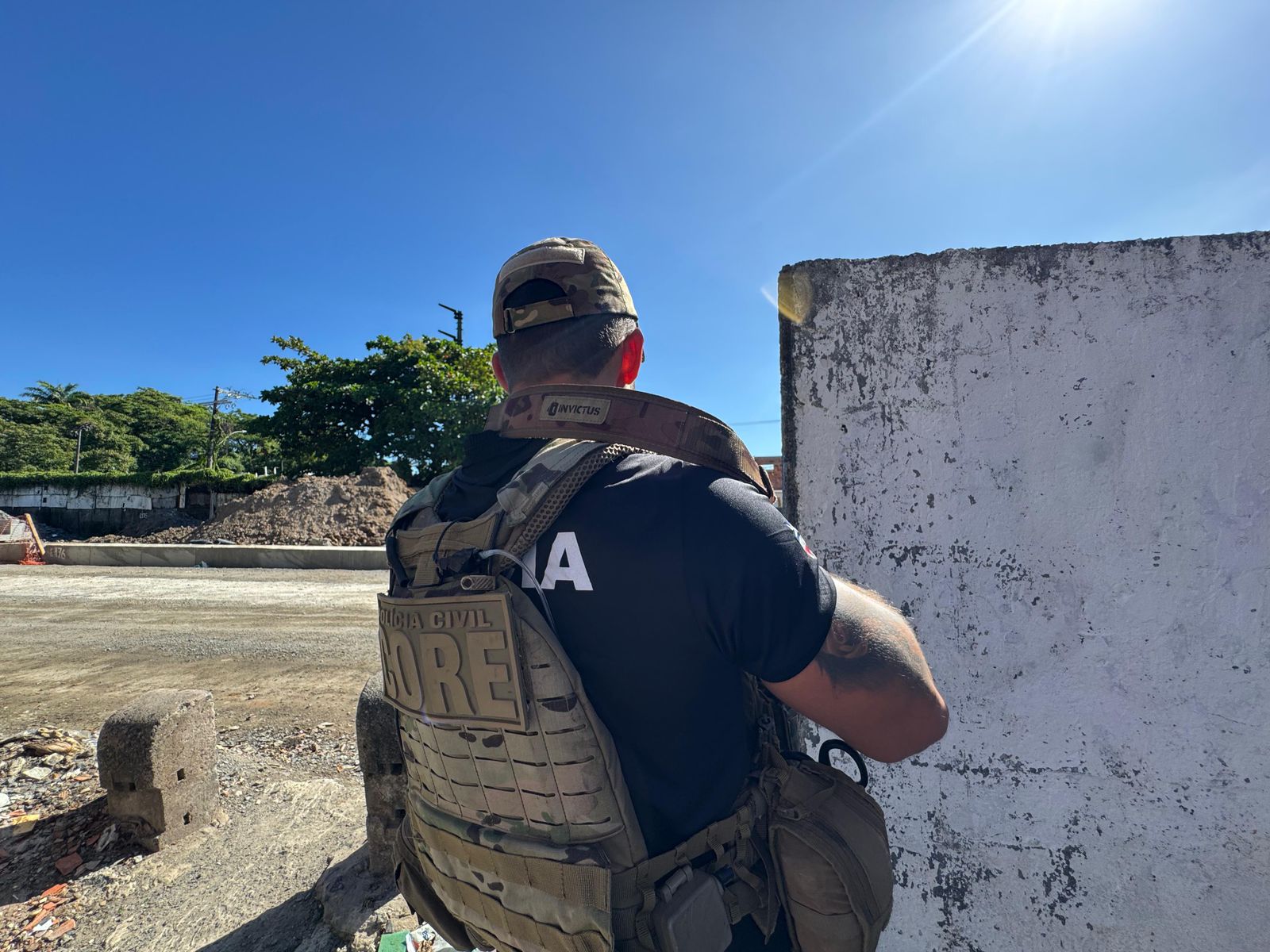 Capa: Principal suspeito de atirar contra motorista do diretor do presídio de Eunápolis é capturado durante tentativa de fuga