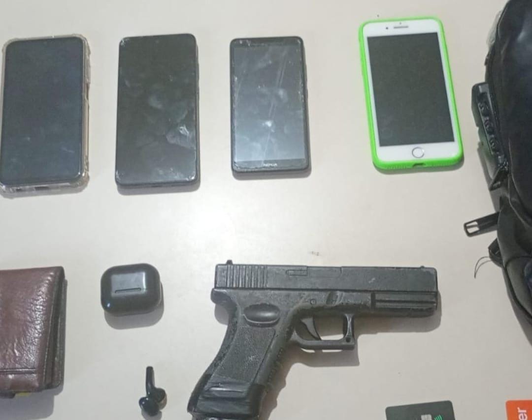 Capa: PM prende homens suspeitos de assalto e apreende réplica de arma de fogo
