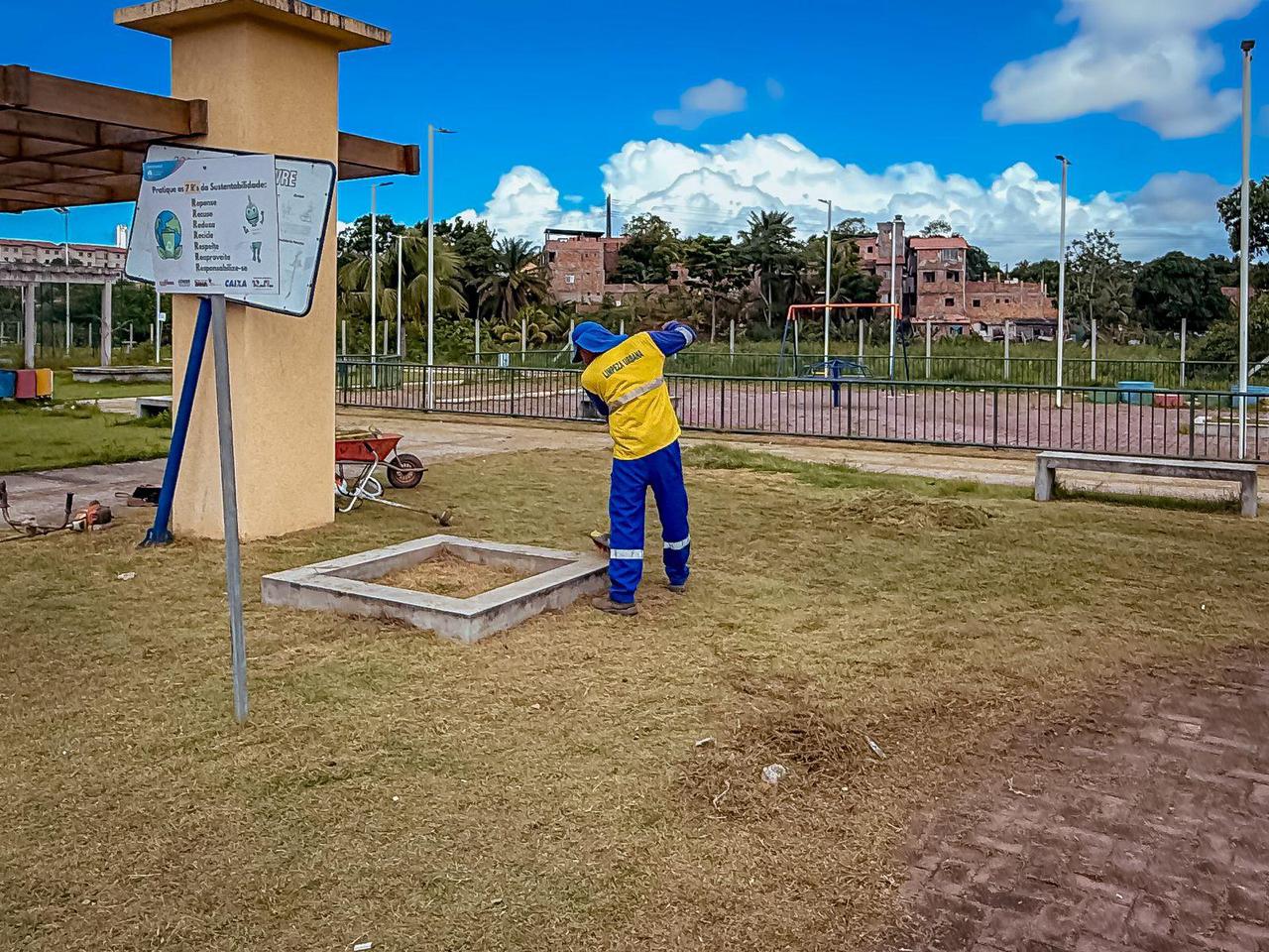 Capa: LAURO DE FREITAS: Serviço de limpeza urbana é realizada no Quingoma