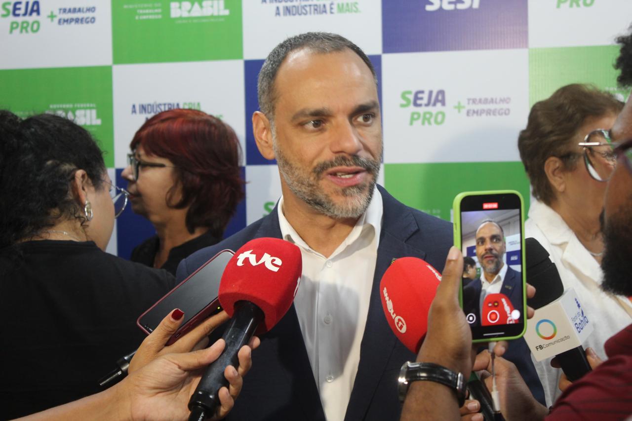 Capa: Augusto Vasconcelos defende piso salarial dos professores