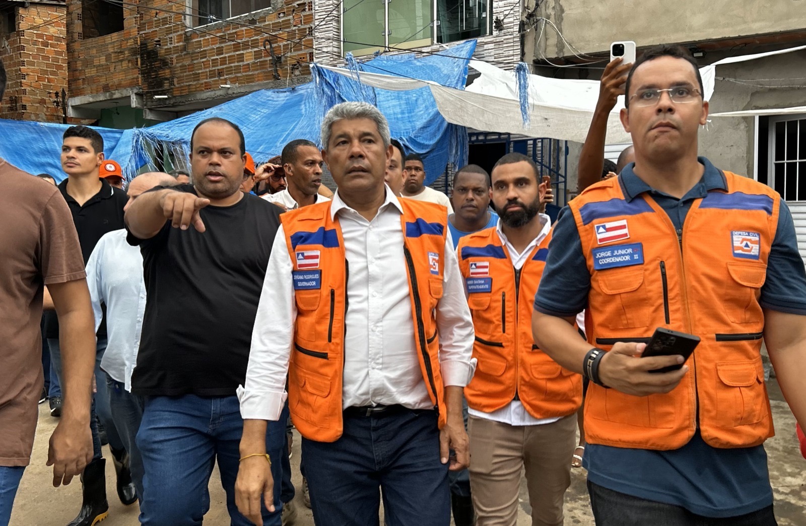 Capa: Jerônimo vistoria áreas afetadas pelas fortes chuvas em Santo Amaro, entrega kits humanitários e reforça apoio às famílias atingidas