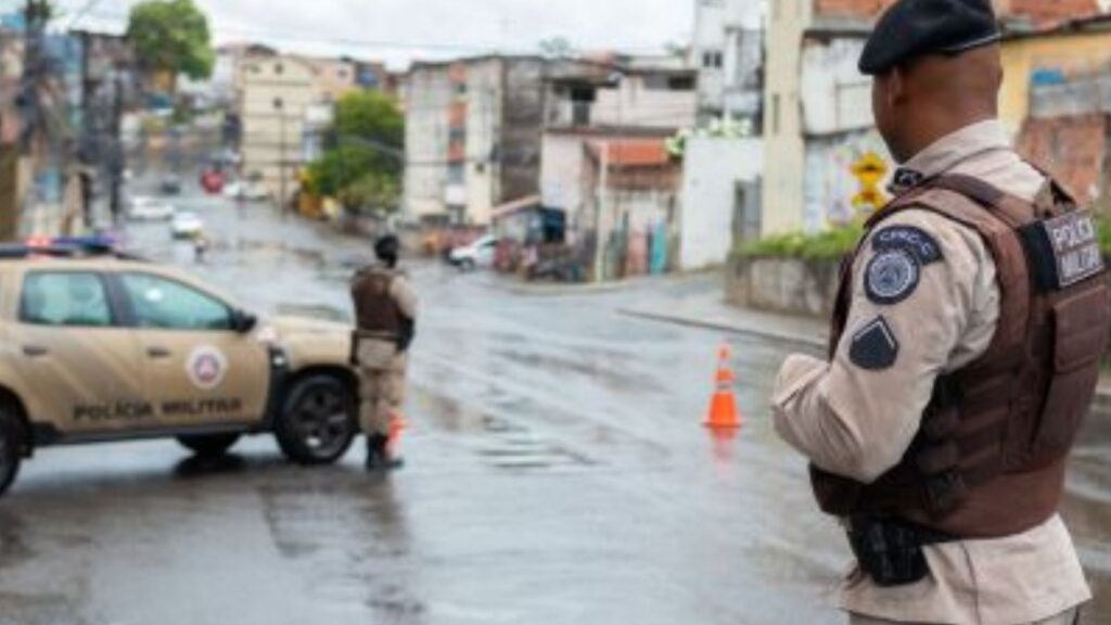 Capa: URGENTE: traficantes fazem criança e adulto reféns no bairro de Tancredo Neves