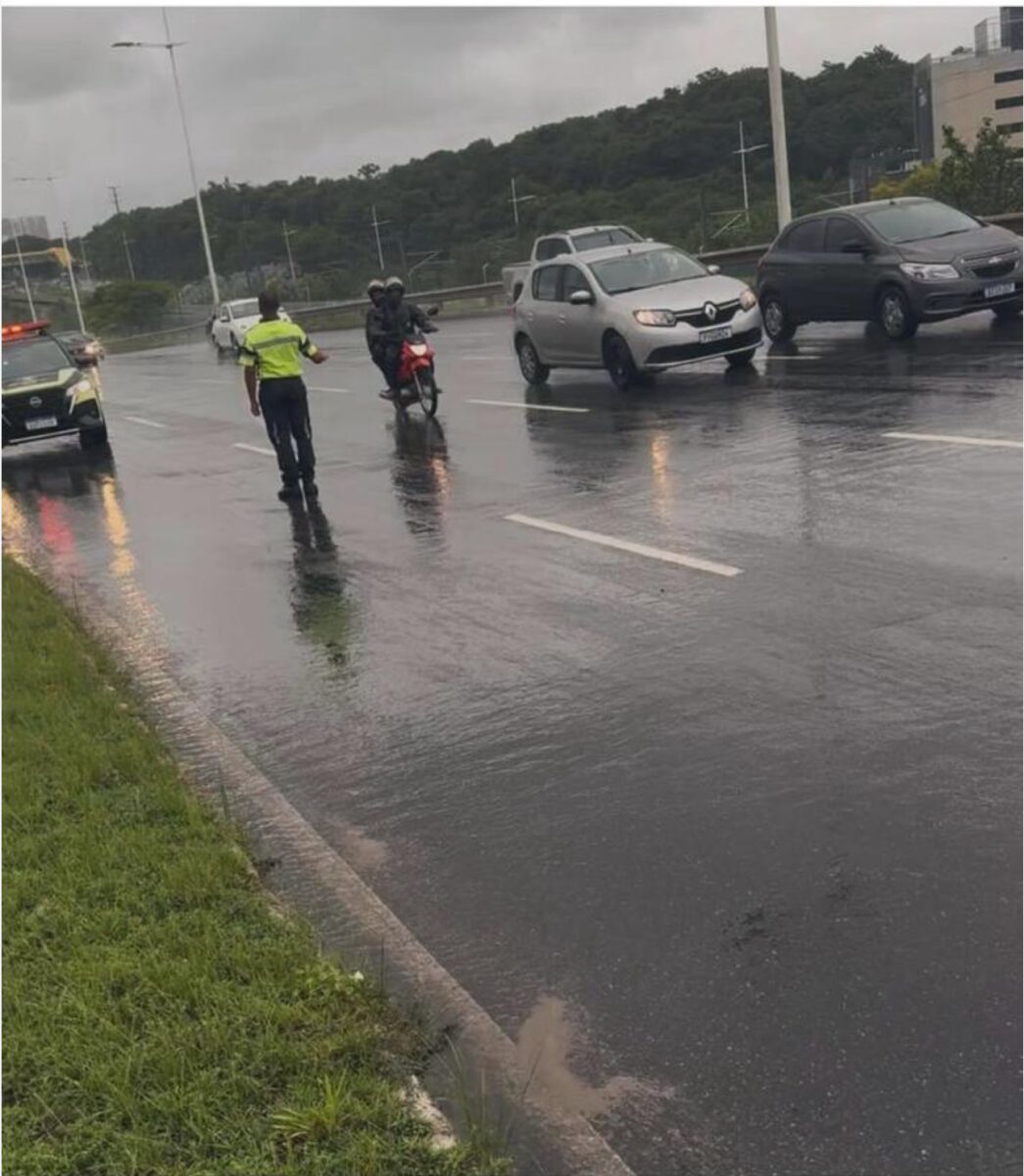 Capa: Agentes de Trânsito levam segurança e tranquilidade a condutora que corria riscos na Paralela