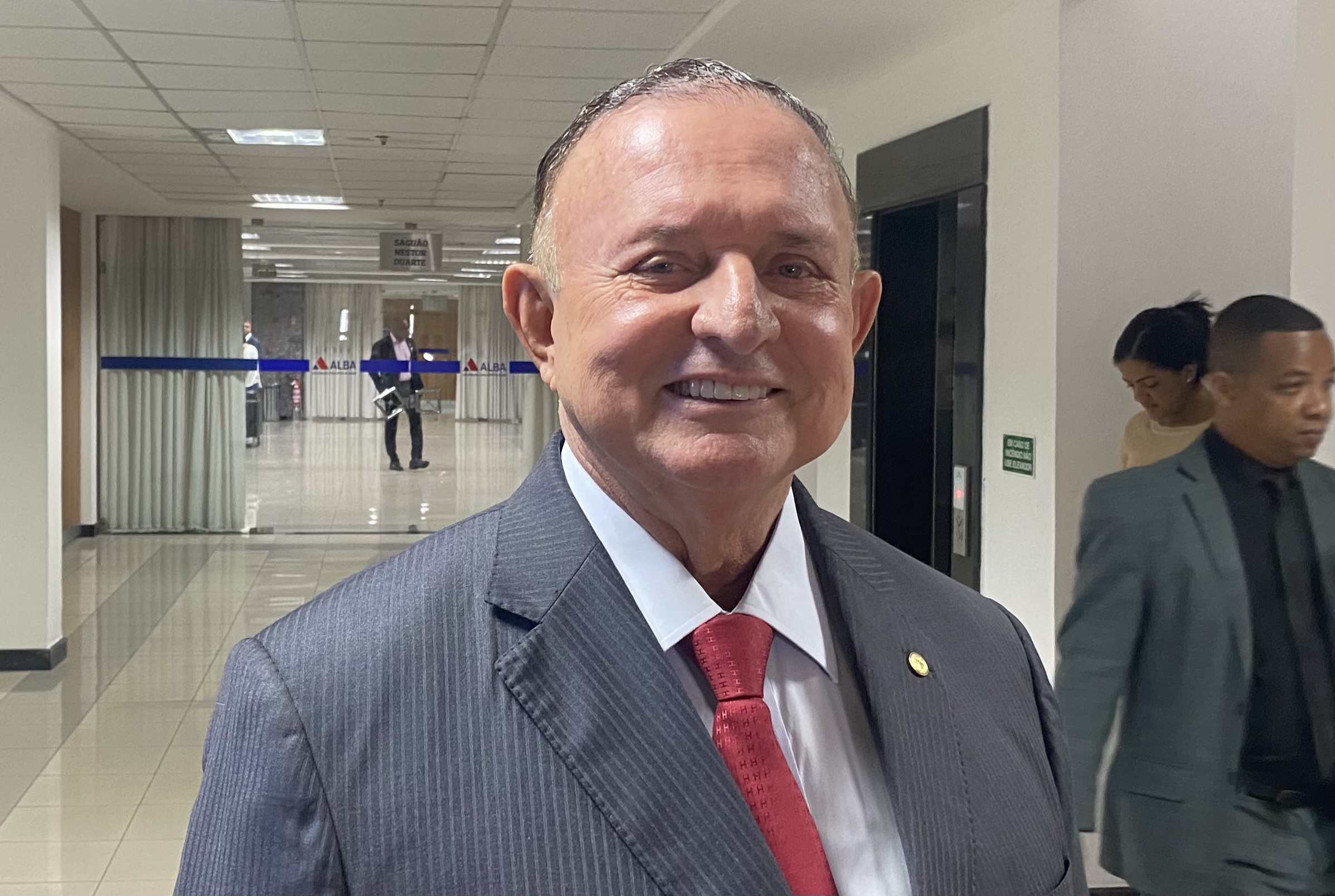 Capa: Adolfo Menezes sai em defesa de Jerônimo após fala polêmica: “Foi um ato falho, ele já se desculpou”