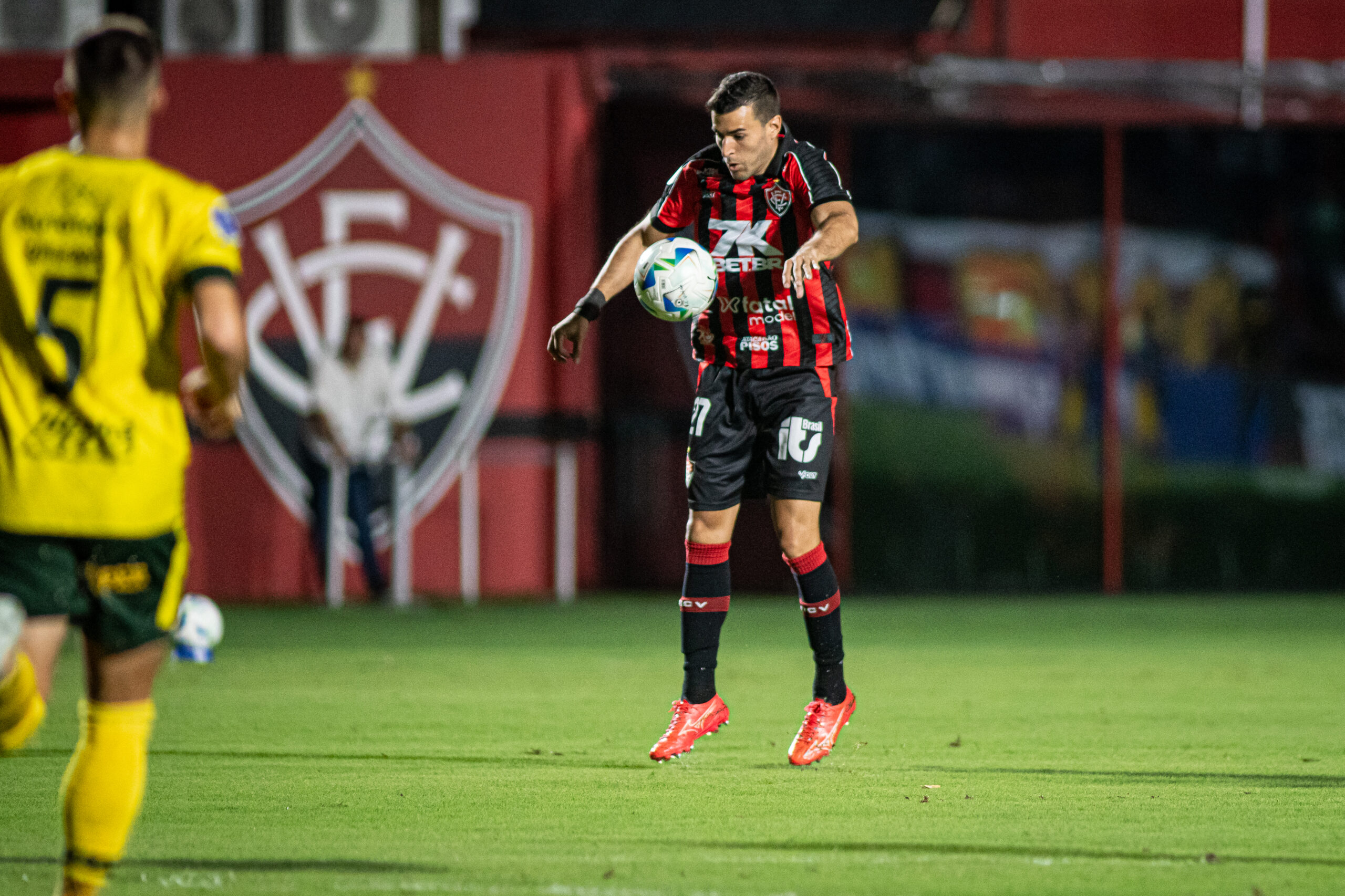 Capa: Vitória empata com o Defensa y Justicia no Barradão e segue sem vencer na Sul-Americana