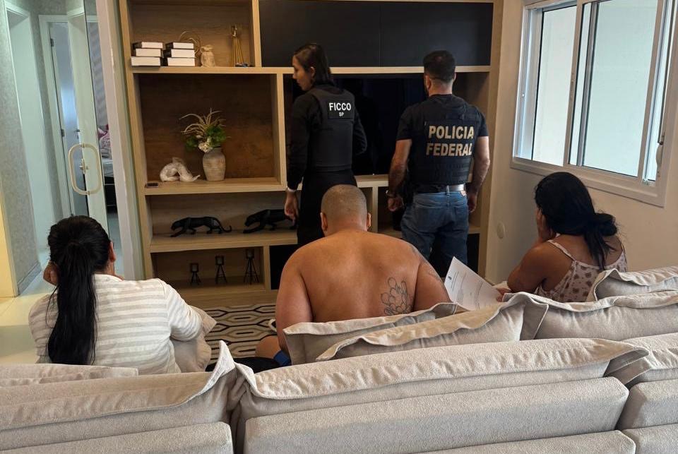 Capa: CASA CAIU! Líder da facção KLV localizado com as duas esposas em cobertura de R$ 5 milhões