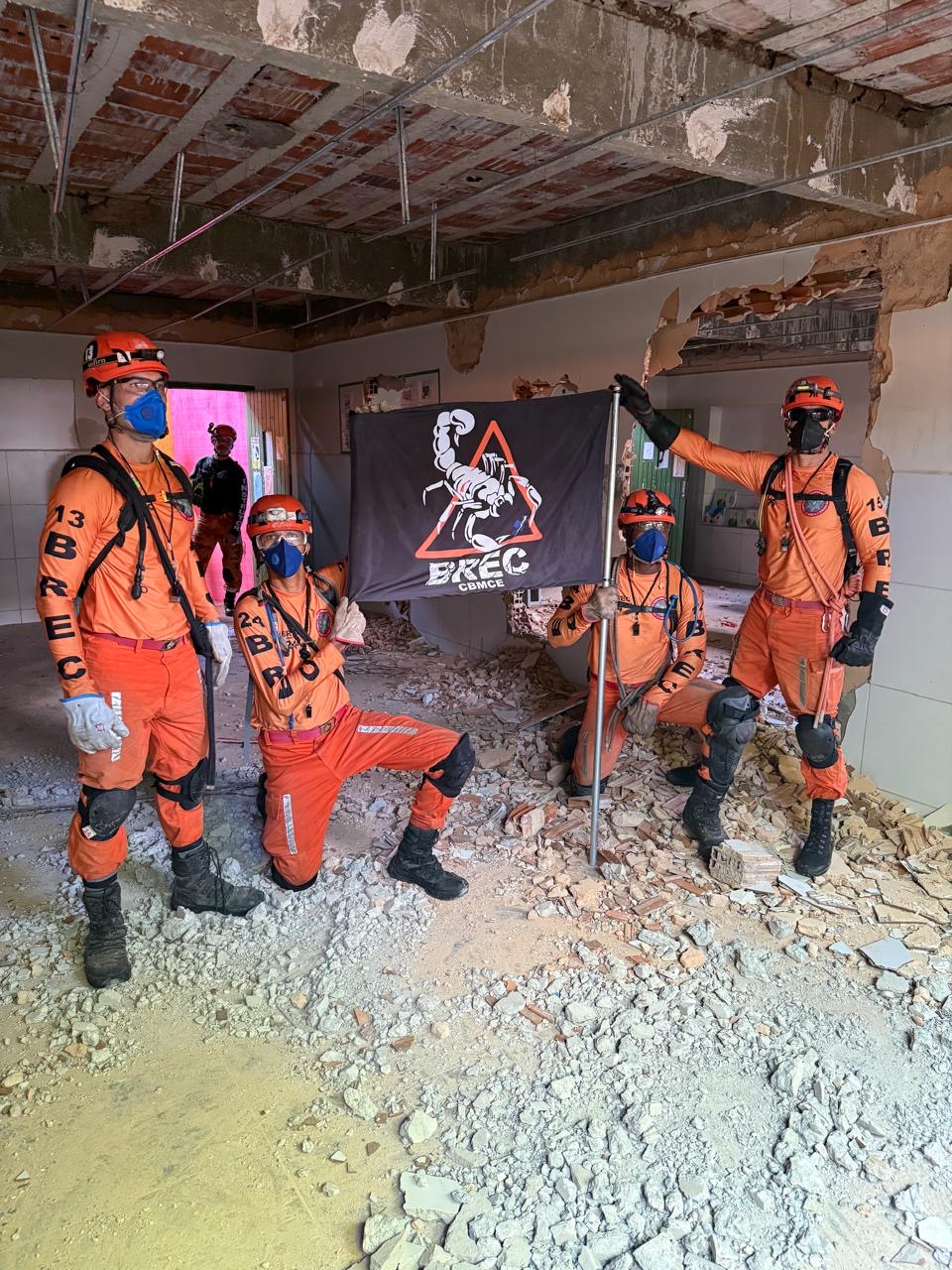 Capa: Bombeiros baianos concluem curso de BREC no CBMCE