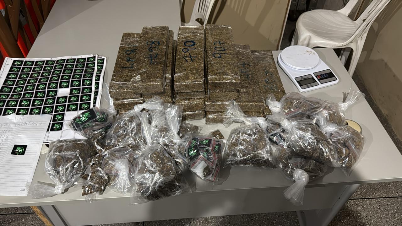 Capa: PM apreende droga em Sussuarana Velha