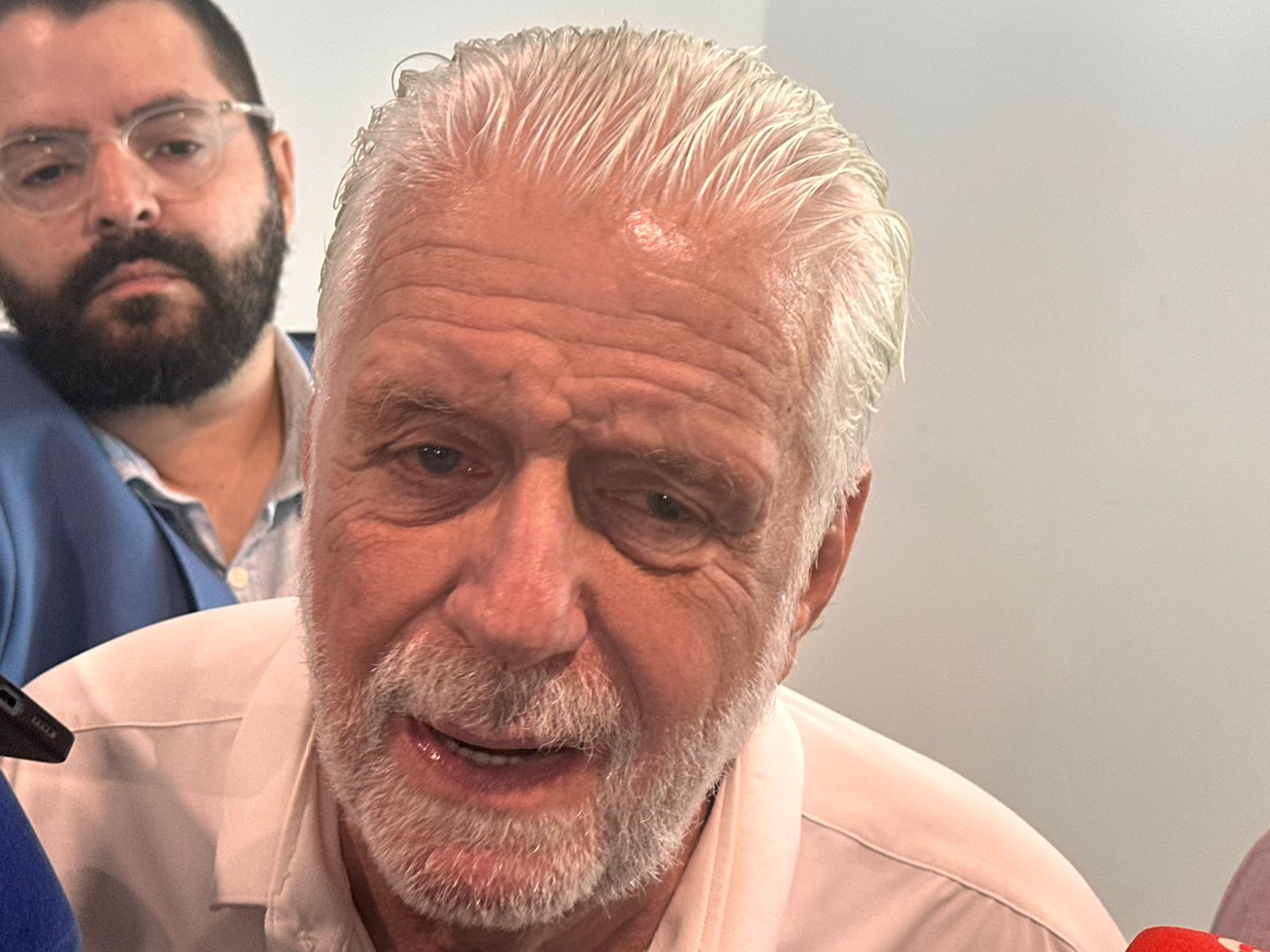 Capa: “Não estou abrindo mão de nada”: Wagner mantém pré-candidatura e prega unidade da base