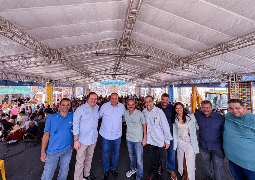 Capa: Elinaldo recebe apoio à pré-candidatura durante entrega de equipamentos em Santo Amaro