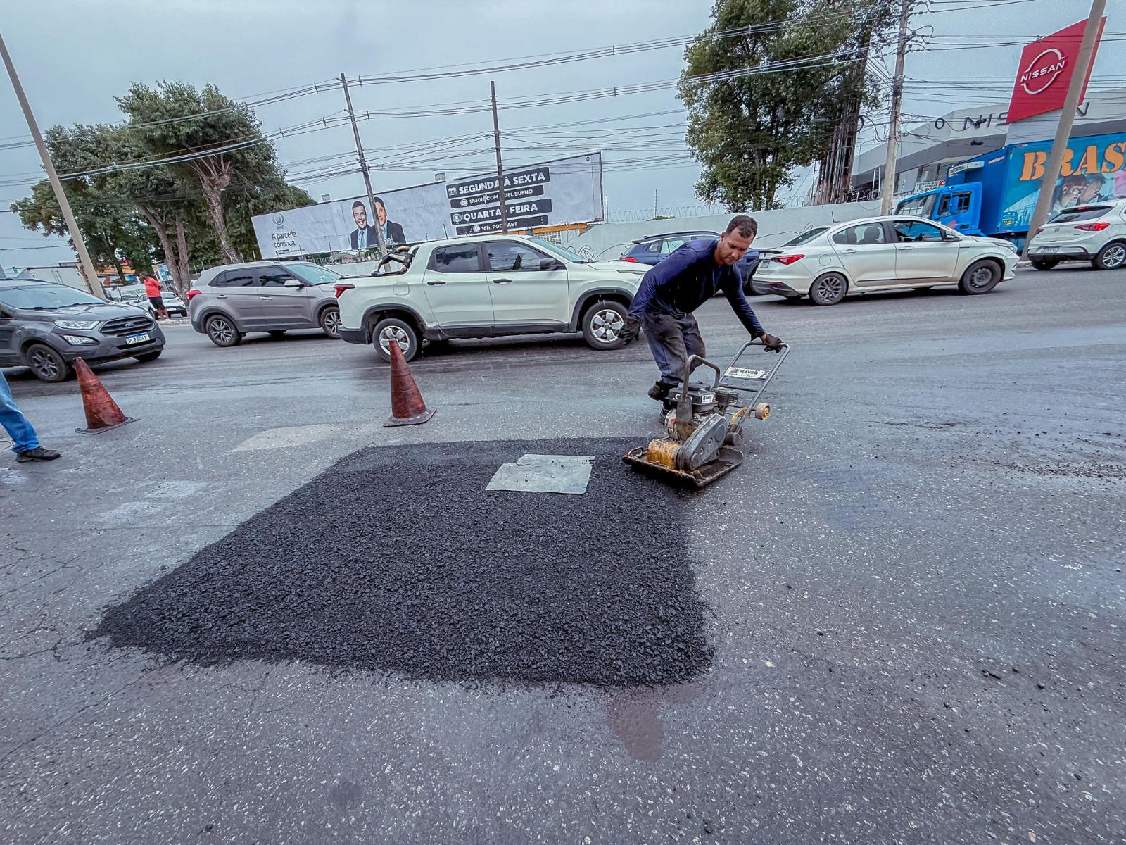 Capa: LAURO: Prefeitura realiza ação emergencial do programa Buraco Zero na Estrada do Coco