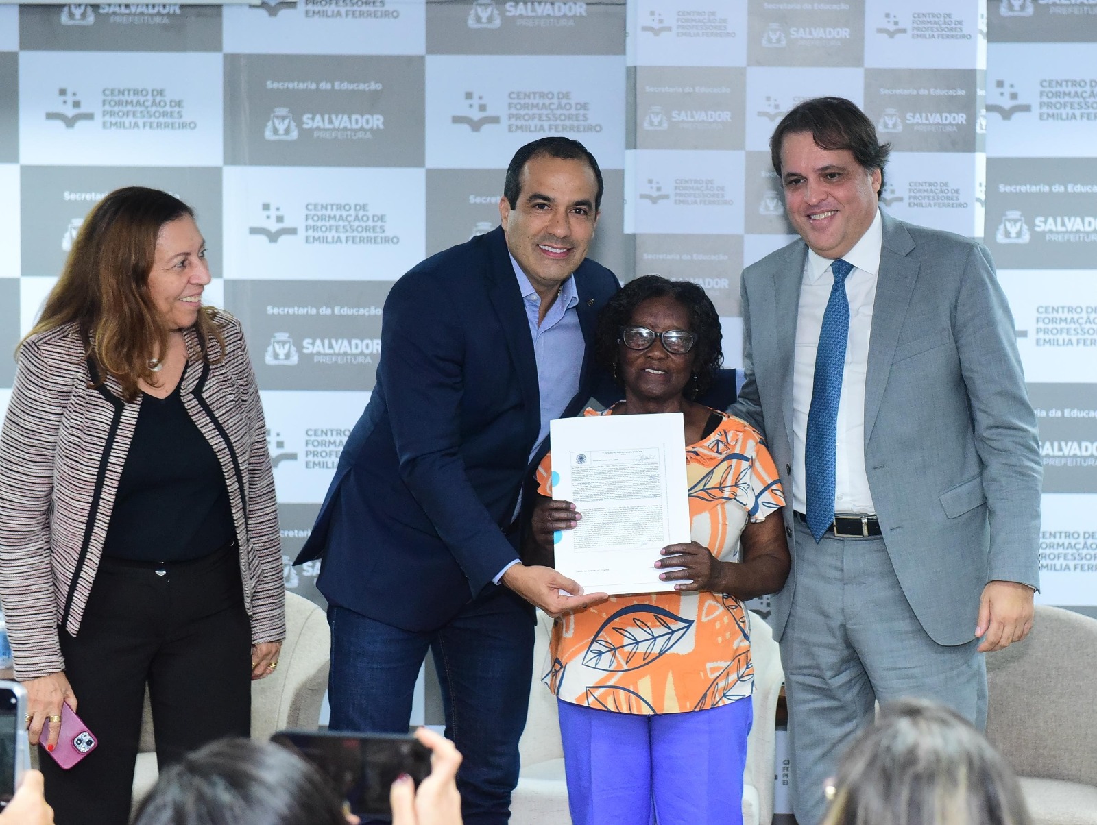 Capa: Prefeitura entrega mais de 2,2 mil títulos de propriedade pelo programa Casa Legal