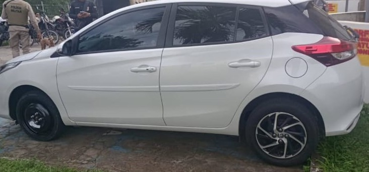 Capa: Carro roubado é recuperado pela PM em PirajáVeículo havia sido subtraído horas antes na Pituba