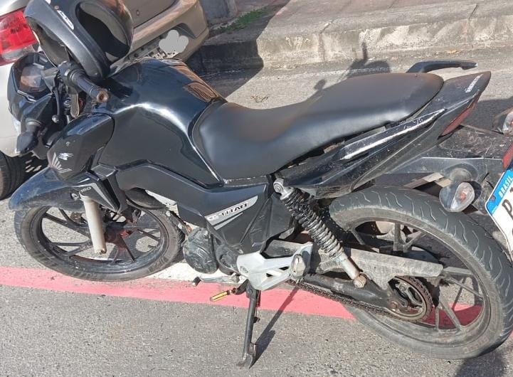 Capa: Moto furtada é recuperada pela PM na ParalelaPoliciais do Batalhão Apolo prenderam o condutor da moto por receptação