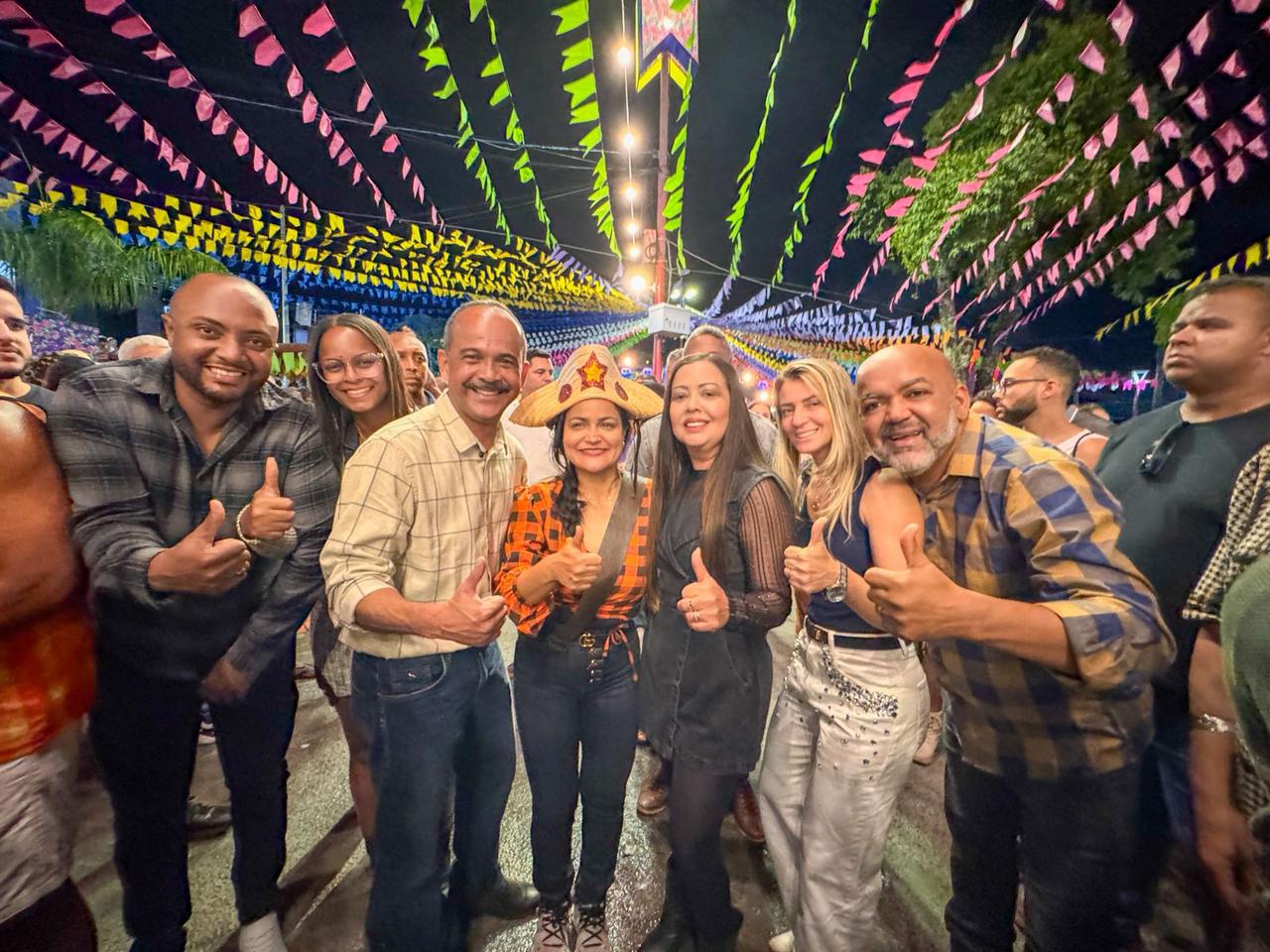 Capa: Ao lado da prefeita Débora, Elinaldo é calorosamente recebido nos festejos do Pedrão de Lauro