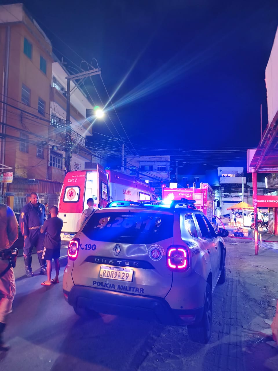 Capa: Policiais militares atuam em salvamento de família durante incêndio em Brotas