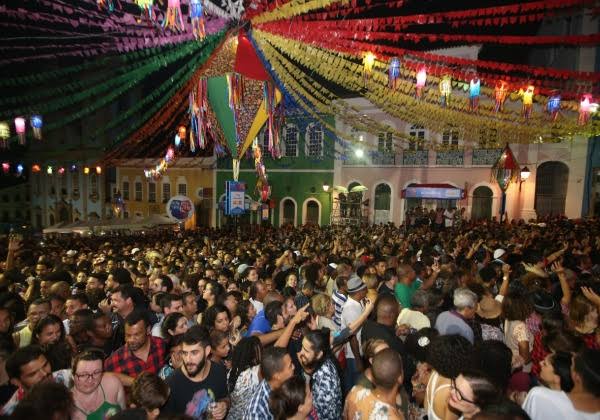 Capa: FARRA COM DINHEIRO PÚBLICO: bandas são contratadas com cachês milionários para o São João da Bahia 2025