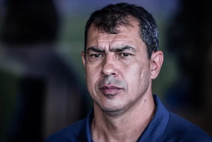 Capa: Novo técnico do Vitória, Carille justifica estilo de jogo retranqueiro: “Time reativo, mas campeão”