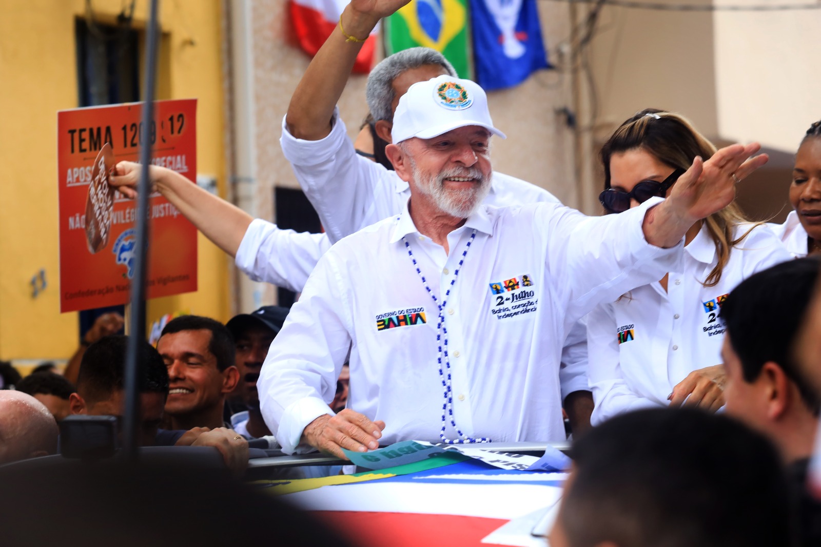 Capa: Presidente Lula acompanha cortejo do Dois de Julho pelo quarto ano consecutivo