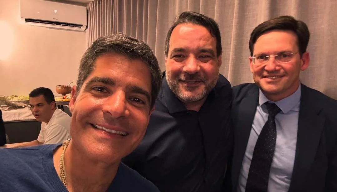 Capa: 2026: Ex-líder da Oposição, Alan Sanches posta foto de ACM Neto com João Roma sorrindo em meio aos gestos para União na chapa