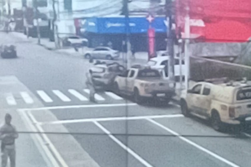 Capa: Tentativa de assalto e reféns dentro de farmácia na Avenida Paulo VI
